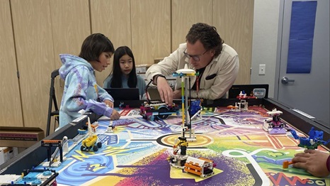 Pieter Verduijn creating a maker project with 2 kids